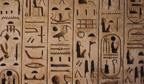 古代埃及的象形文字书写在什么上