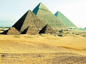 古埃及建造的金字塔历经数千年而不变形