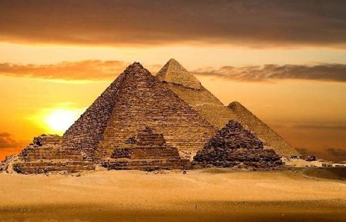 古埃及的金字塔建筑在设计上有什么特点